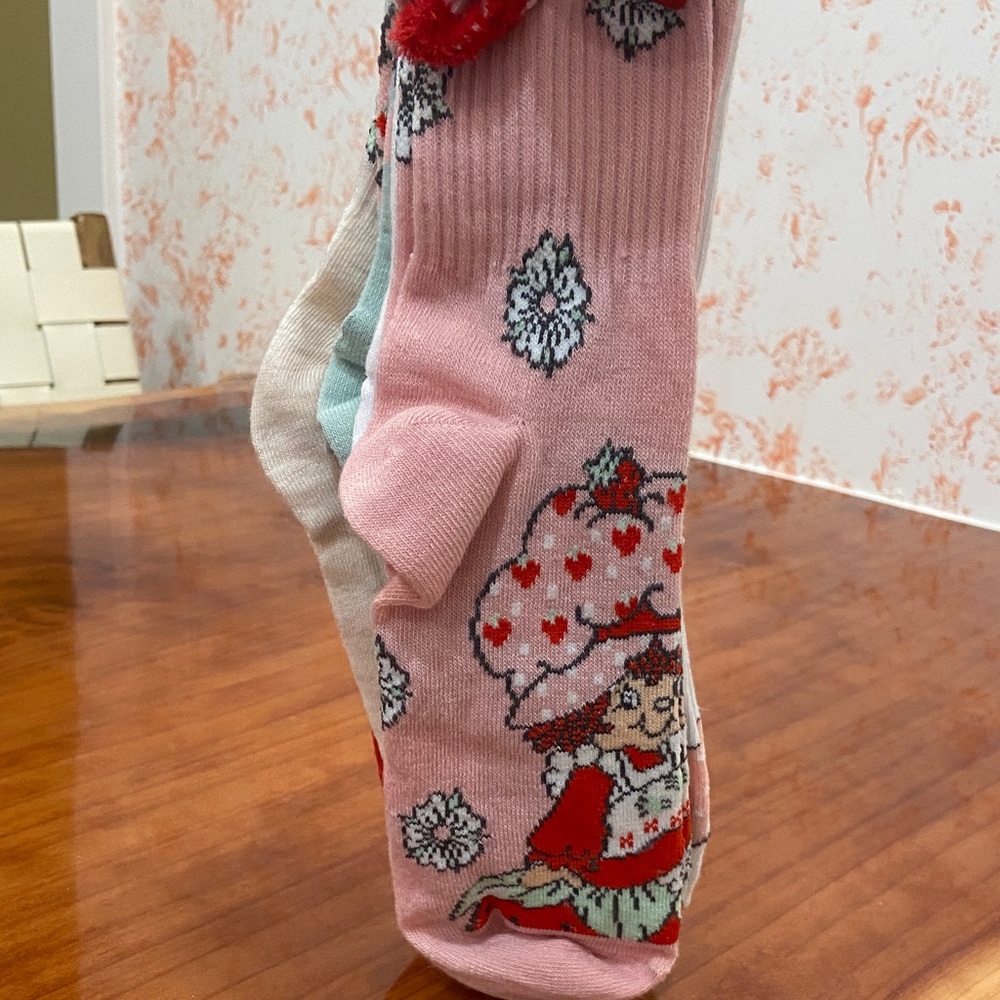 Strawberry Shortcake Themed Socks (5 PAIRS) - Picture 3 of 7